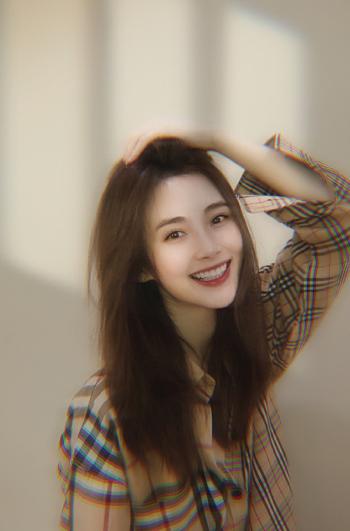 美女路晨图片 _ 第(1)张