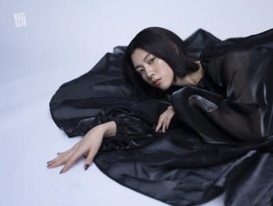 日本女优三吉彩花时尚大片写真图片第3张
