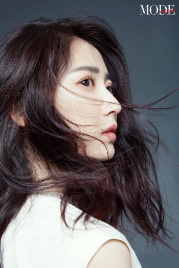 北京新生代女演员陈钰琪最新时尚杂志写真大片第0张