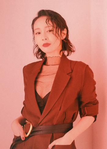 美女高叶图片 _ 第(1)张