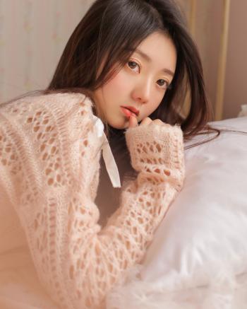 中国内地流行女歌手、影视演员李艺彤花海甜美写真图片第2张