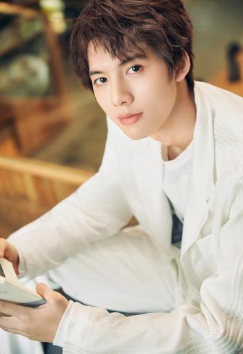 中国内地江西南昌男演员邓超元白色西服元气写真图片第2张