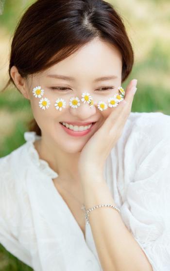 中国内地湖北省武汉女演员傅晶温柔知性写真图片第2张