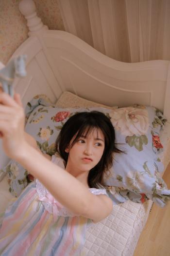 甜美少女开胸大胆诱惑写真第3张
