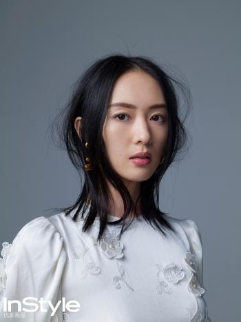 中国内地云南昆明女演员童瑶白衫优雅唯美桌面壁纸第2张