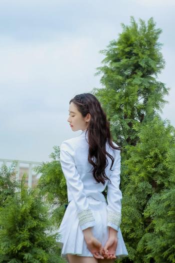 内地大陆美女主持人张艺凡白裙仙气唯美舞台照图片第2张