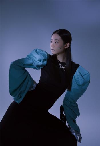 内地大陆美女主持人张艺凡白裙仙气唯美舞台照图片第2张