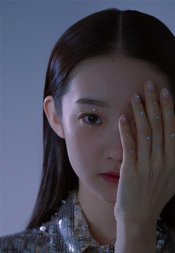 内地大陆美女主持人张艺凡白裙仙气唯美舞台照图片第3张