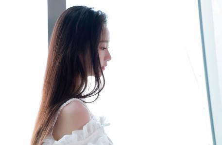 内地大陆美女主持人张艺凡白裙仙气唯美舞台照图片第0张