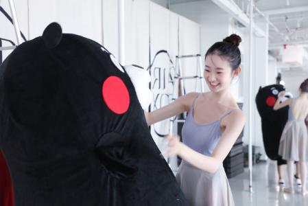 内地大陆美女主持人张艺凡露背裙性感写真图片第0张