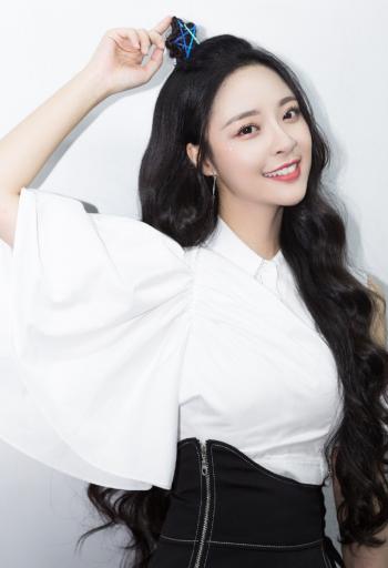 美女李莎图片 _ 第(1)张