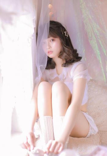 甜美少女开胸大胆诱惑写真第0张
