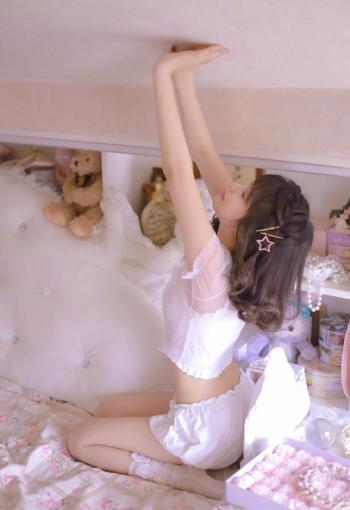 甜美少女开胸大胆诱惑写真第3张