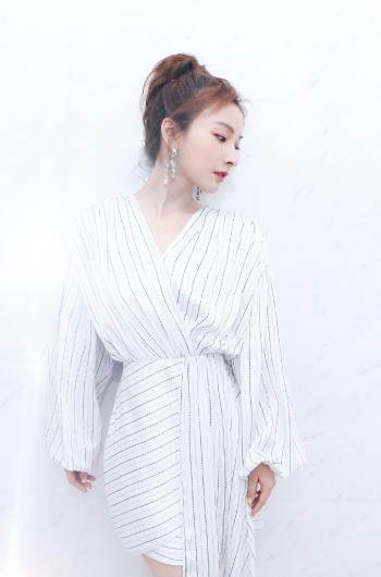 吴昕男人装时尚性感写真高清图片桌面壁纸第2张