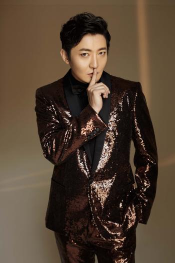高清北京市朝阳男演员郭京飞西服写真图片桌面壁纸第1张