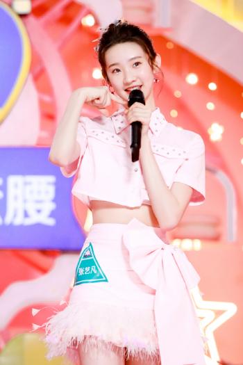 内地大陆美女主持人张艺凡露背裙性感写真图片第0张