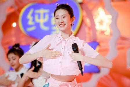 内地大陆美女主持人张艺凡露背裙性感写真图片第3张
