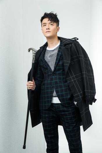 高清黑龙江省牡丹江帅气男孩初俊辰黑白写真手机壁纸下载第4张