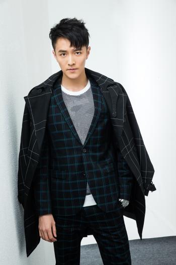 高清黑龙江省牡丹江帅气男孩初俊辰黑白写真手机壁纸下载第5张