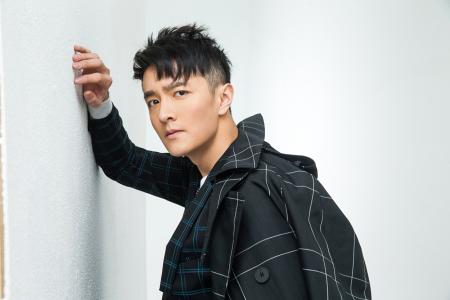 高清黑龙江省牡丹江帅气男孩初俊辰黑白写真手机壁纸下载第6张