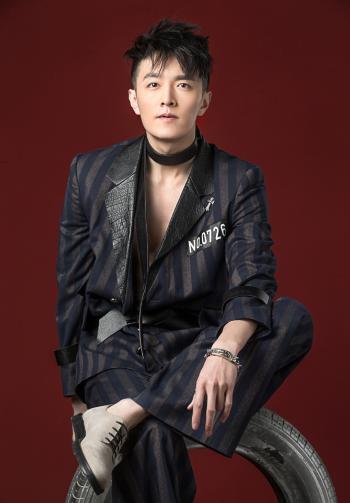 高清黑龙江省牡丹江帅气男孩初俊辰黑白写真手机壁纸下载第4张
