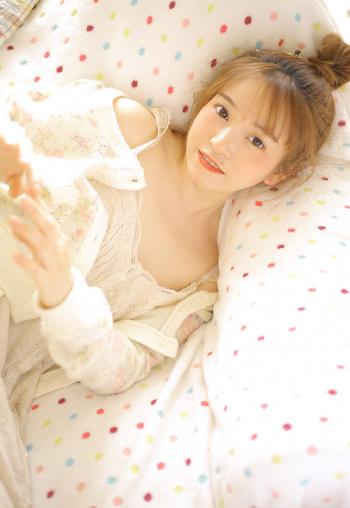90后氧气清新花女孩甜美温馨写真第0张