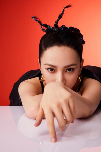 高清湖北省赤壁美女校花黄灿灿气质甜美养眼写真图片第0张