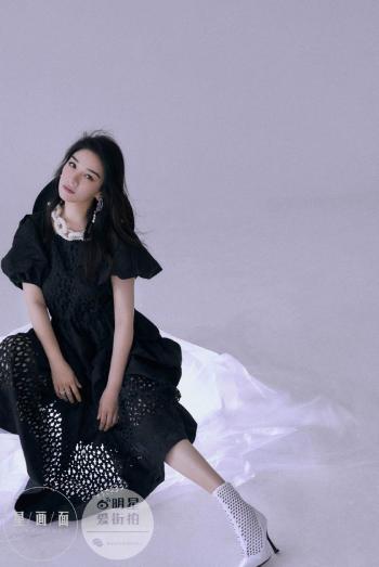上海美女演员黄奕彩虹纱裙优雅写真图片第3张