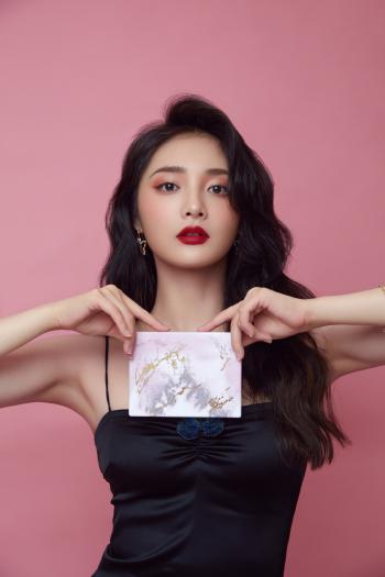 美女周洁图片 _ 第(1)张