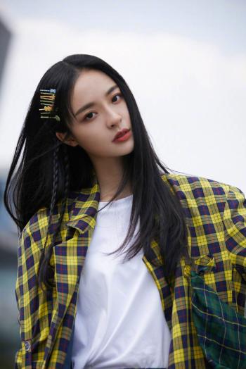 高清山东青岛美女李莎旻子吊带黄裙甜美写真图片第2张