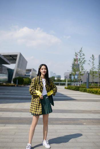 高清山东青岛美女李莎旻子吊带黄裙甜美写真图片第3张