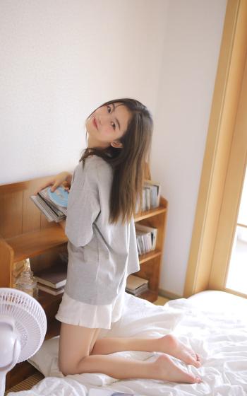 高清清纯床上美女性感细白长直腿美女写真第1张