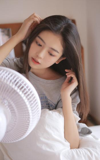 高清清纯床上美女性感细白长直腿美女写真第3张