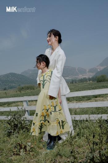 上海美女演员黄奕彩虹纱裙优雅写真图片第2张