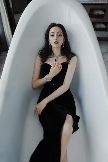 新疆乌鲁木齐美女演员迪丽热巴最新杂志写真图片第0张