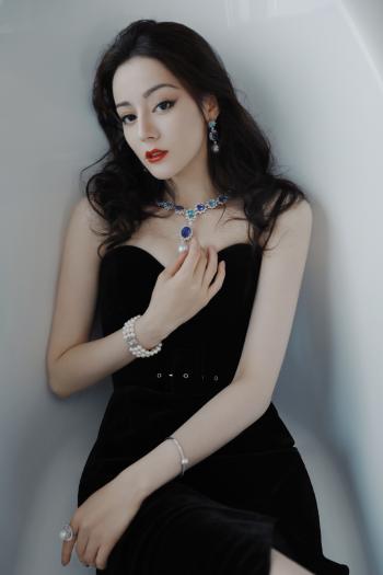 新疆乌鲁木齐美女演员迪丽热巴最新杂志写真图片第1张