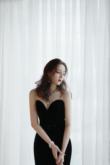 新疆乌鲁木齐美女演员迪丽热巴最新杂志写真图片第2张