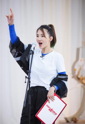美女阿朵图片 _ 第(1)张