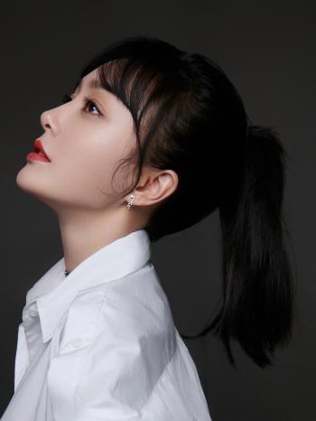 高清中国内地辽宁省沈阳女演员秦岚优雅妩媚写真桌面壁纸第0张