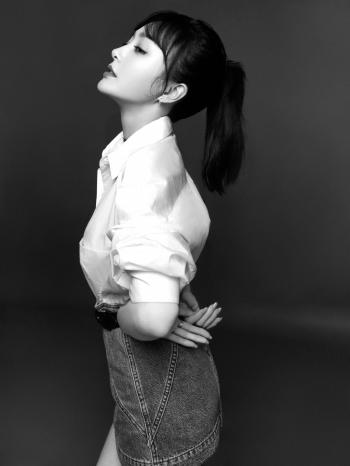高清中国内地辽宁省沈阳女演员秦岚优雅妩媚写真桌面壁纸第2张