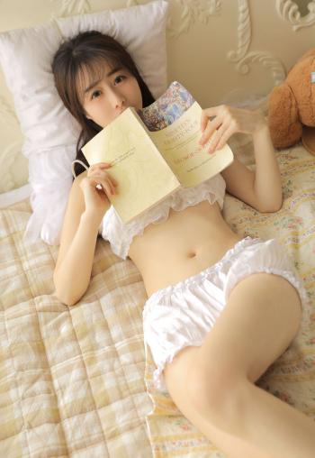 床上美女吊带小蛮腰性感写真第2张