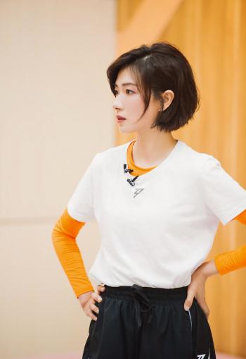 万茜黑白公路大片写真图片第0张