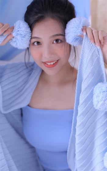 漂亮丰满美女蓝色吊带白嫩大胆写真第0张