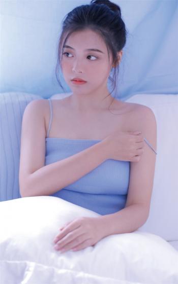 漂亮丰满美女蓝色吊带白嫩大胆写真第2张