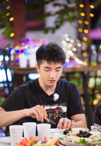 金瀚图片    金瀚帅气养眼杂志封面图片第3张