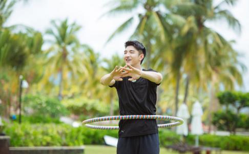 金瀚帅气休闲海边写真图片第3张