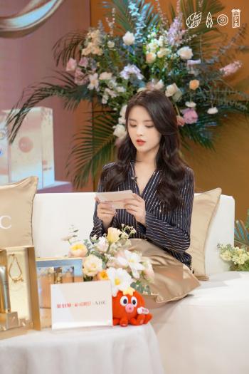 中国内地流行乐女歌手火箭少女101杨超越时尚写真图片第2张