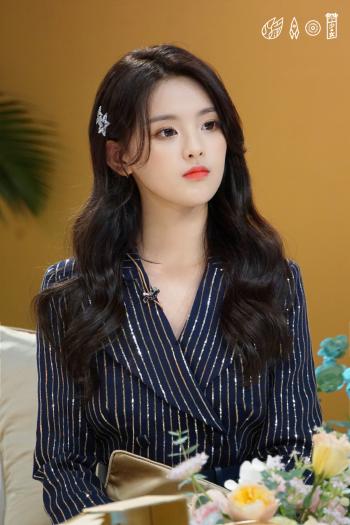 中国内地流行乐女歌手火箭少女101杨超越时尚写真图片第6张