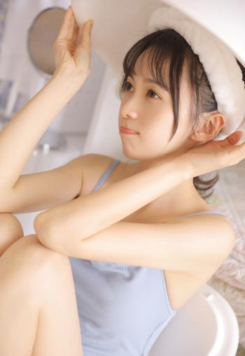 内地大陆美女主持人张艺凡白裙仙气唯美舞台照图片第2张