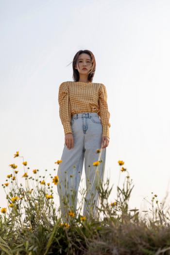 杨幂格子衫性感写真图片第5张
